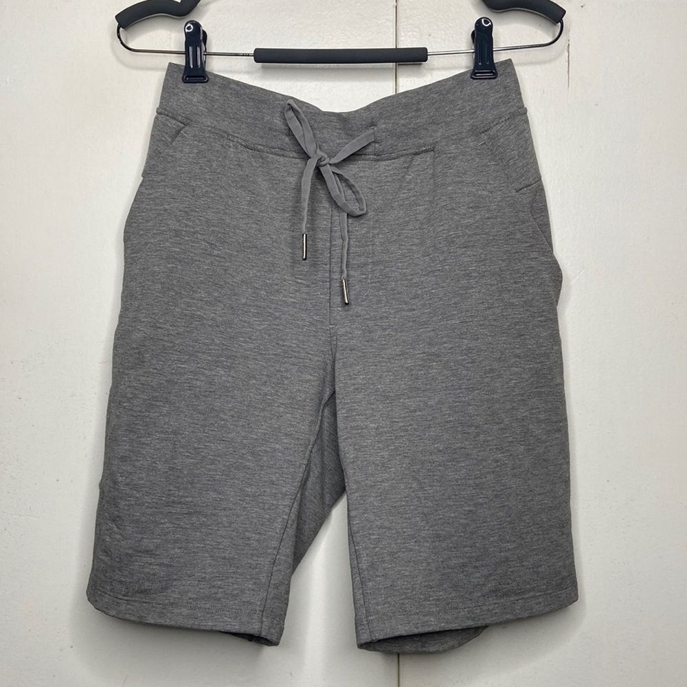 Lululemon Men Soft Jersey Short 9” Sz Small light gray athlete stretchy